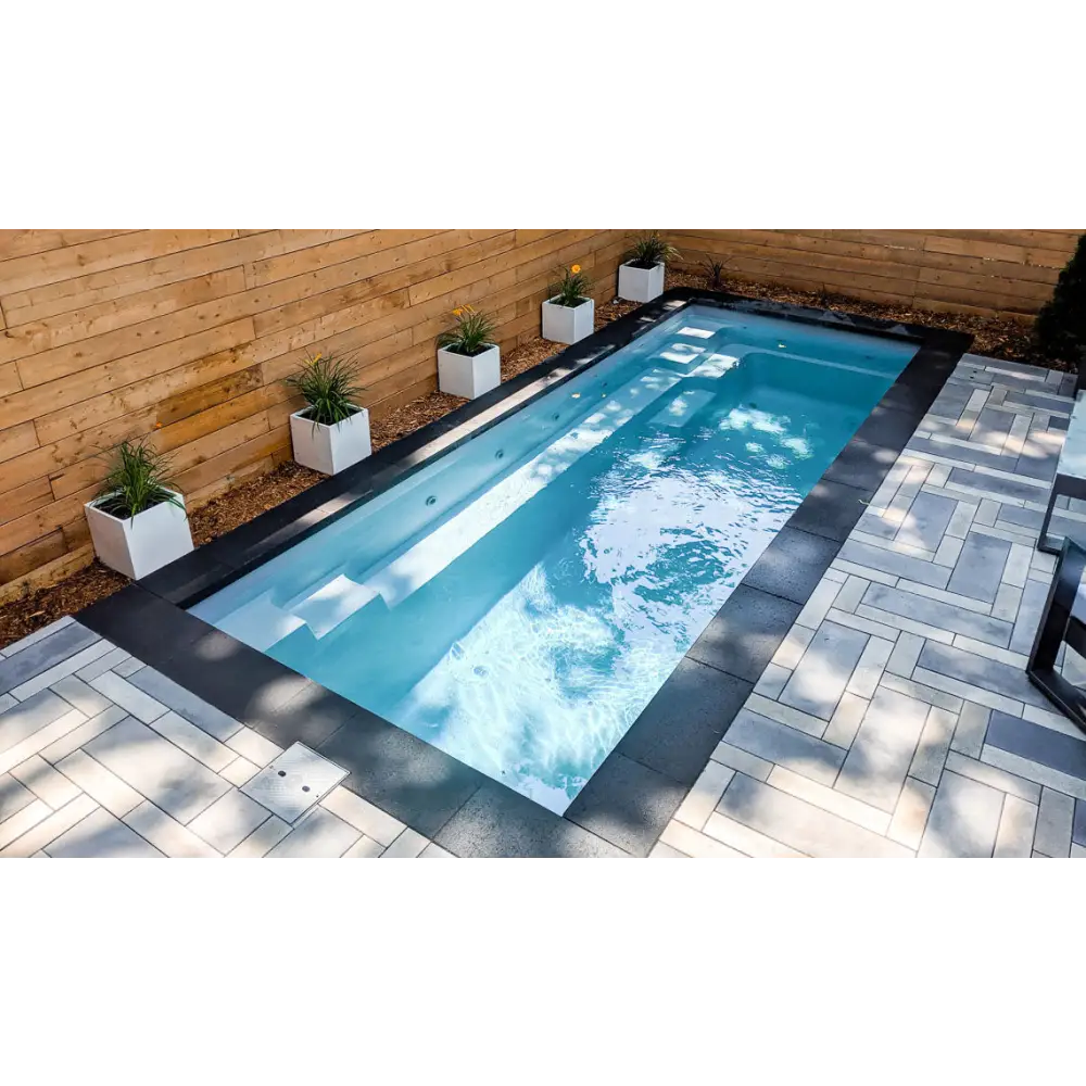 Leisurepools Espirit rektangulär pool med slimmad form för trängre utrymmen